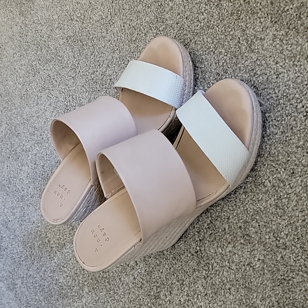 6.5 a new day white snake and tan wedges